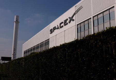 　米宇宙開発企業スペースＸの建物に表示されたロゴ＝４日、カリフォルニア州（ゲッティ＝共同）