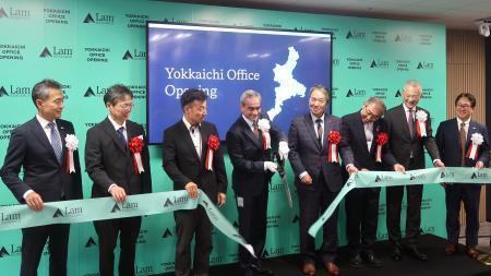 　三重県四日市市で開かれたラムリサーチの新オフィス開所式＝７月
