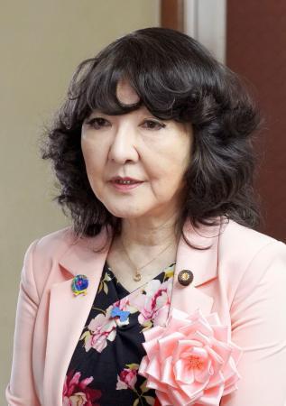 　記者団の取材に応じる片山財務相＝９日午後、静岡市