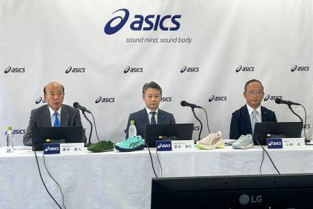 　記者説明会を開いたアシックスの広田康人会長（左）ら＝１４日午後、神戸市