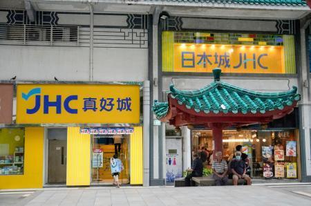 　「真好城」の店舗の新しい看板（左）と「日本城」の看板＝７月、香港（共同）