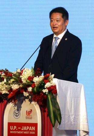 　ビジネス交流イベントであいさつする山梨県の長崎幸太郎知事＝１９日、インド・ニューデリー（共同）
