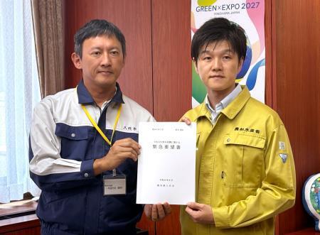 　鈴木農相（右）に要望書を手渡す熊本県八代市の小野泰輔市長＝２０日午後、農水省