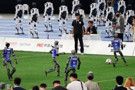 　「世界人型ロボットスポーツ大会」で行われたサッカーのエキシビションマッチ＝２２日、北京（共同）