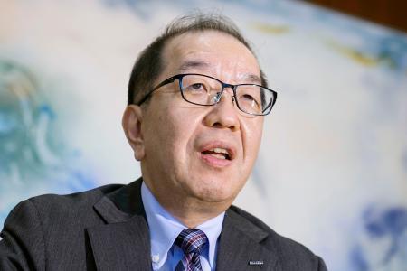 　インタビューに答えるいすゞ自動車の山口真宏社長