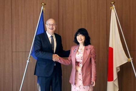 　片山財務相（右）と握手するＩＤＢのイラン・ゴールドファイン総裁＝２４日午前、東京都内