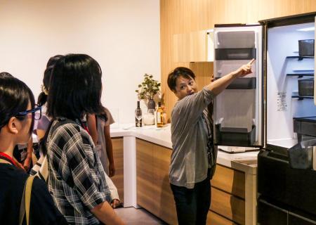 　女子中高生を対象にしたシャープの職場体験イベント＝２４日午後、大阪府八尾市