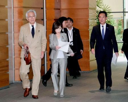 　北陸新幹線延伸について高市首相に要望した自民党の西田昌司氏（左）と日本維新の会の前原誠司氏（右）ら＝２８日午前、首相官邸