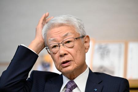 　取材に応じるヒューリックの西浦三郎会長