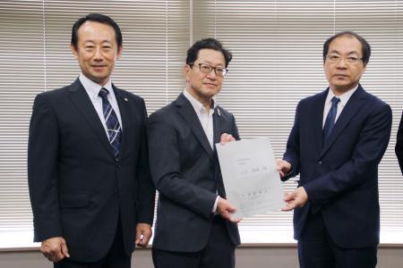 　ＮＨＫの山名啓雄副会長（右）に全国知事会の提言書を手渡す高知県の浜田省司知事。左は岐阜県の江崎禎英知事＝１日午前、東京都千代田区（代表撮影）