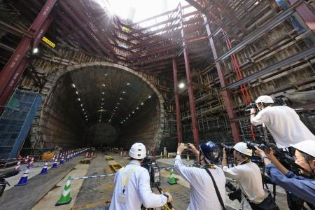 　報道陣に公開されたリニア中央新幹線神奈川県駅（仮称）の工事現場。左は名古屋方面へのトンネル＝２０２５年６月、相模原市