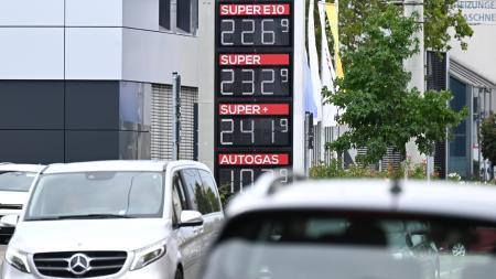 　ドイツ南西部シュツットガルトの給油所にあるガソリン価格の看板＝８月２８日（ゲッティ＝共同）