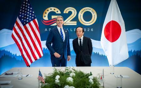 　ベセント米財務長官（左）が１日に投稿した日銀の植田総裁との写真（ベセント氏のＸから、共同）