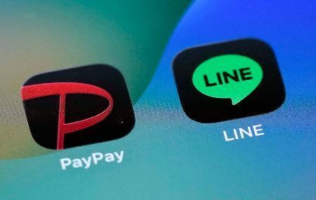 　スマートフォンに表示されたＬＩＮＥとペイペイのアプリのアイコン