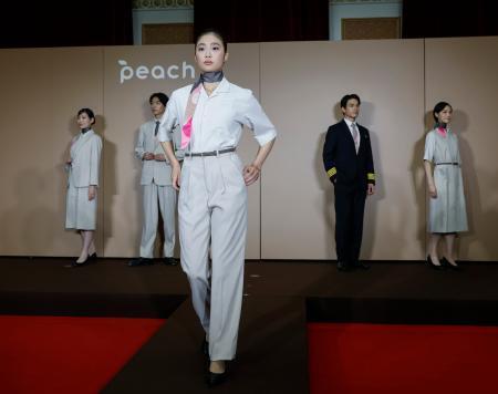　ピーチ・アビエーションが発表した新制服＝３日午後、大阪府庁