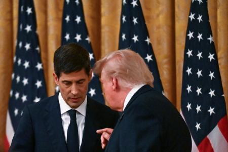 　ウォーシュ米ＦＲＢ議長（左）に語りかけるトランプ大統領＝５月２２日、ワシントン（ゲッティ＝共同）