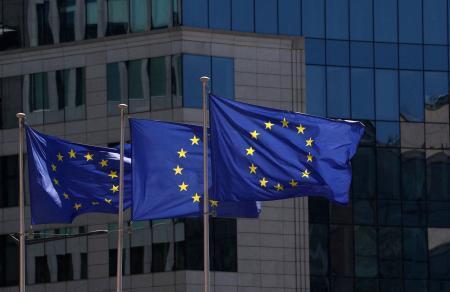 　ブリュッセルにあるＥＵ本部に掲げられるＥＵの旗＝４月（ロイター＝共同）