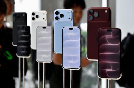 　発売された「ｉＰｈｏｎｅ１８プロ」シリーズ＝１８日午前、東京都中央区の「アップル銀座」