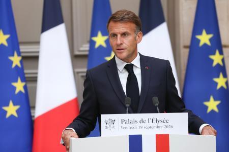 　フランス大統領府で記者会見するマクロン大統領＝１８日、パリ（ＡＰ＝共同）