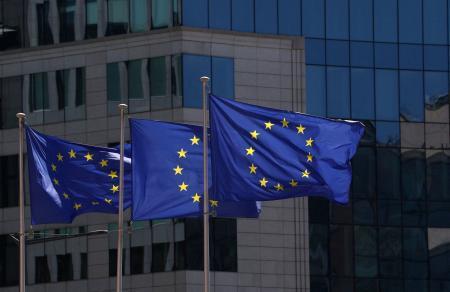 　ＥＵの旗が掲げられたＥＵ欧州委員会の本部＝４月、ブリュッセル（ロイター＝共同）