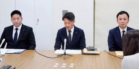 　電気料金の過大徴収について、記者に説明する中部電力ミライズの担当者ら＝２９日午後、名古屋市