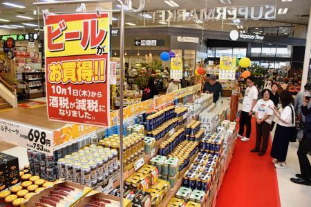 　千葉県内のイオンモールのビール売り場＝１日午後