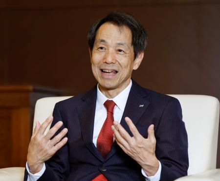 　インタビューに答える日本生命保険の清水博会長