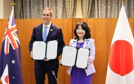 　署名式に出席した片山財務相（右）とオーストラリアのチャルマーズ財務相＝５日午後、財務省