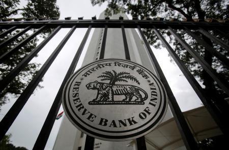 　インド準備銀行の本部の門に掲げられたエンブレム＝２０１３年７月、ムンバイ（ロイター＝共同）