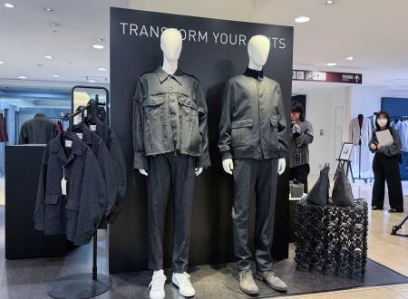 　スーツをリサイクルした生地を使ったカジュアルな衣料品＝７日午前、東京都中央区