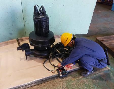　下水道ポンプを点検する富士電機製作所の社員＝２０２５年１０月、兵庫県芦屋市（ＪＲ西日本提供）