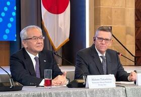 　記者会見する日米経済協議会の高島誠会長（左）と米日経済協議会のゲックラー会長＝７日、ワシントン（共同）