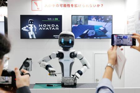 　「ＣＥＡＴＥＣ２０２６」で公開された「ホンダアバターロボット」＝１３日、千葉市の幕張メッセ