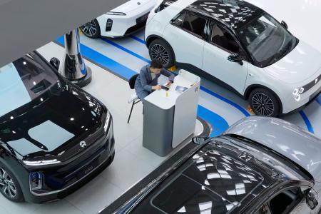 　北京のショッピングモールに展示された中国メーカーの自動車＝１４日（共同）