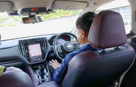 　ＳＵＢＡＲＵが公開した運転支援技術。カメラが運転手の異常などを感知すると、自動で運転を停止した＝１８日午前、栃木県佐野市