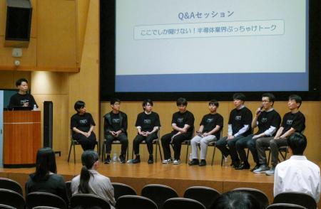 　半導体メーカーが業界の魅力を発信する学生向けの合同イベント＝１９日午後、神戸市