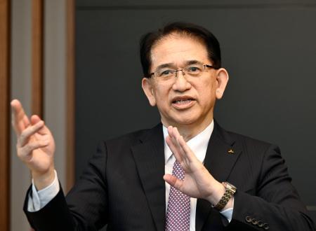 　インタビューに答える三菱自動車の岸浦恵介社長