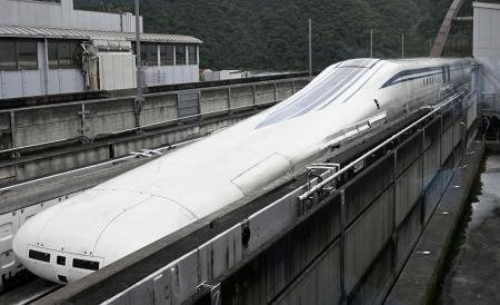 　リニア中央新幹線の試験車両＝９月、山梨県都留市