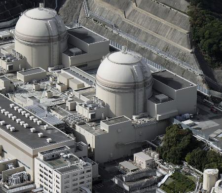 　関西電力大飯原発の３号機。左奥は４号機＝福井県おおい町