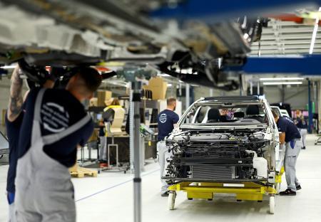　ドイツ東部にあるフォルクスワーゲンの電気自動車（ＥＶ）工場で作業する従業員たち＝２８日（ロイター＝共同）