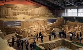 　「砂の美術館」で開かれたフランスをテーマにした企画展の内覧会。上はベルサイユ宮殿の砂像＝１８日午後、鳥取市