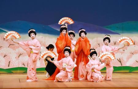　「日本こども歌舞伎まつり」で、日本舞踊を披露する東京都と大分県のグループ＝４日午後、石川県小松市