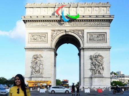 凱旋門にパラのシンボル設置　パリ大会開幕まで２カ月