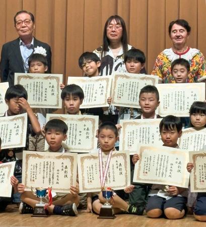 　「算数オリンピック」の表彰式で記念撮影する「長尾賞」受賞の西川哲史さん（最前列左）、大会会長のピーター・フランクルさん（最後列右）ら＝１８日、東京都内