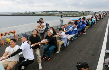 ２県結ぶ新たな橋上で綱引き　和歌山と三重、道路完成