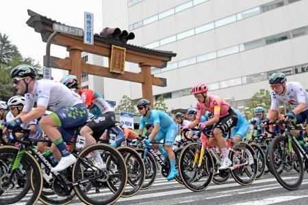 宇都宮、世界の自転車選手が疾走　中心市街地で前哨戦