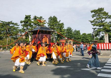 秋の京都で「時代祭」　歴史絵巻の行列進む