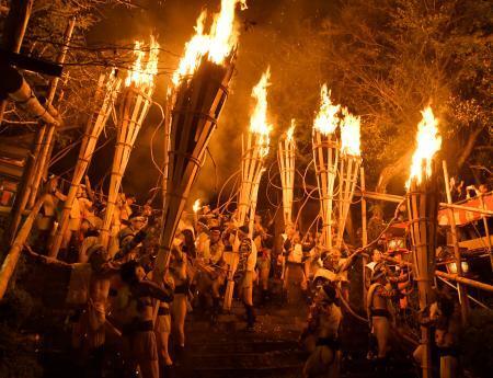 　京都市左京区の由岐神社一帯で行われた奇祭「鞍馬の火祭」＝２２日夜