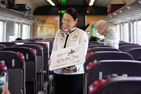 　ＪＲ北海道の列車内で接客する日航客室乗務員の小林恵理子さん＝１０月２４日