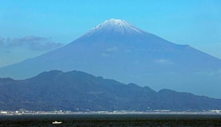 富士山、やっと初冠雪？　静岡側で積雪も正式発表まだ